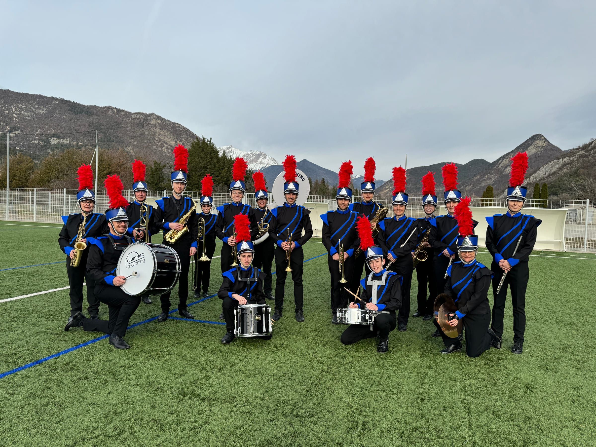 Le groupe Marching Blackgames en uniforme noir et bleu sur une crête des Hautes-Alpes
